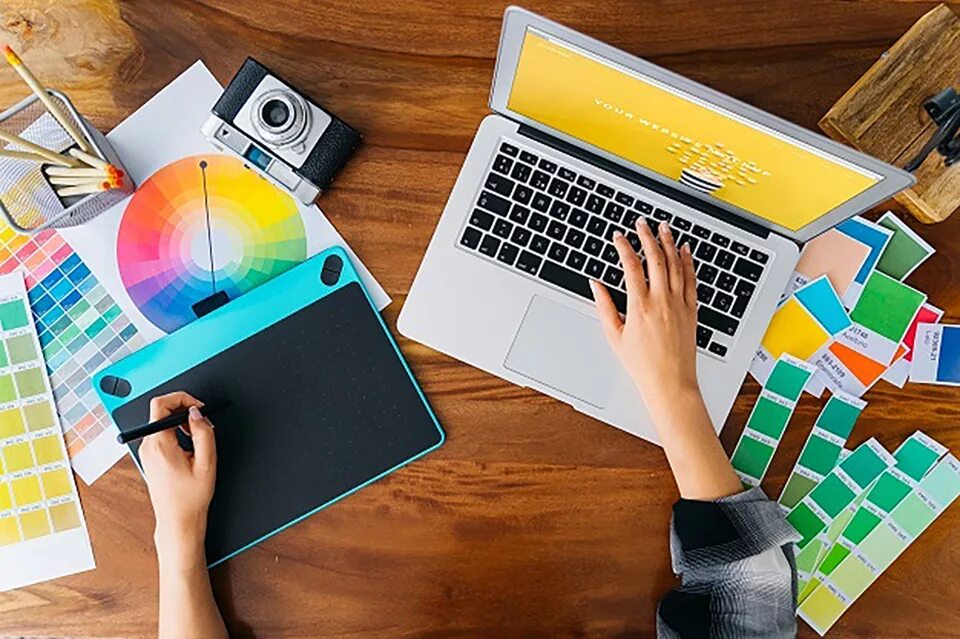 Graphic design. Графический дизайнер. Ноутбук для дизайнера. Веб дизайнер. Графический ноутбук для дизайнера.