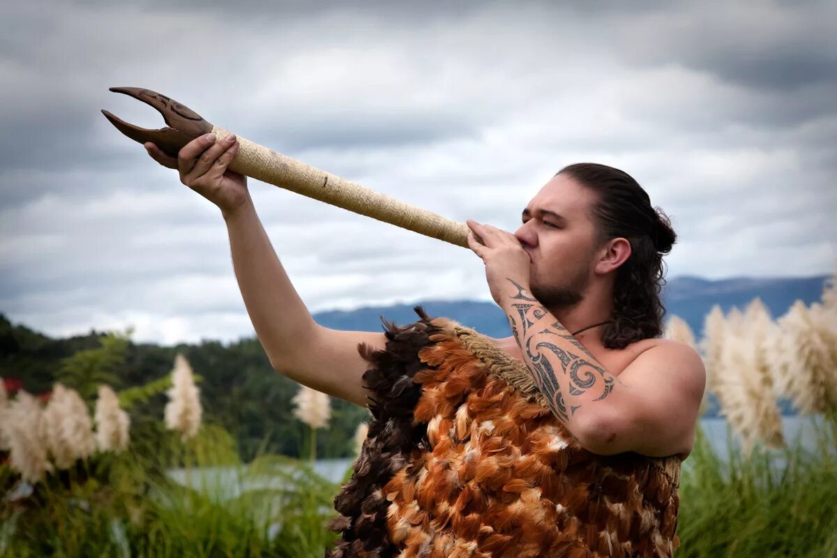 New zealand traditions. Деревня Маори новая Зеландия. Новозеландия Маори. Племя Маори. Племя Маори в новой Зеландии.