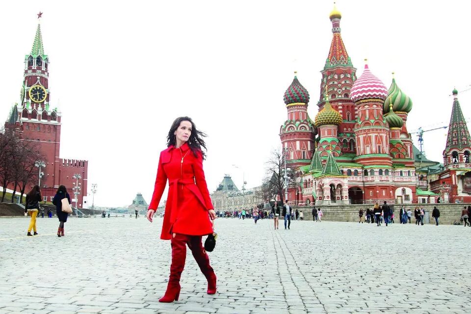 анастасия меньшикова шуба. фото блондинка в шубе на красной площади. красная площадь беременная девушка. брюнетка в пальто на красной площади. девушки москвы.