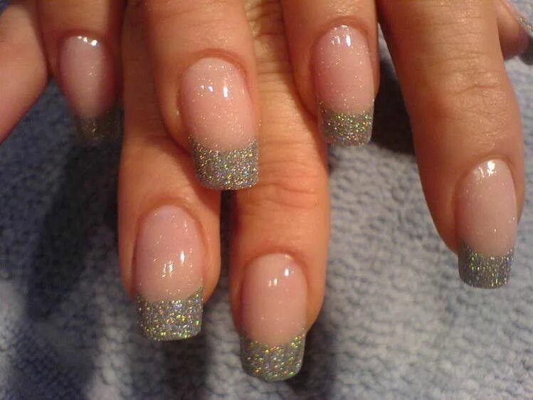 Френч с блестками на кончиках квадрат. Французский маникюр с блеском. Френч маникюр с блестками серебро. Французский маникюр с розовыми кончиками. Маникюр с блестками.