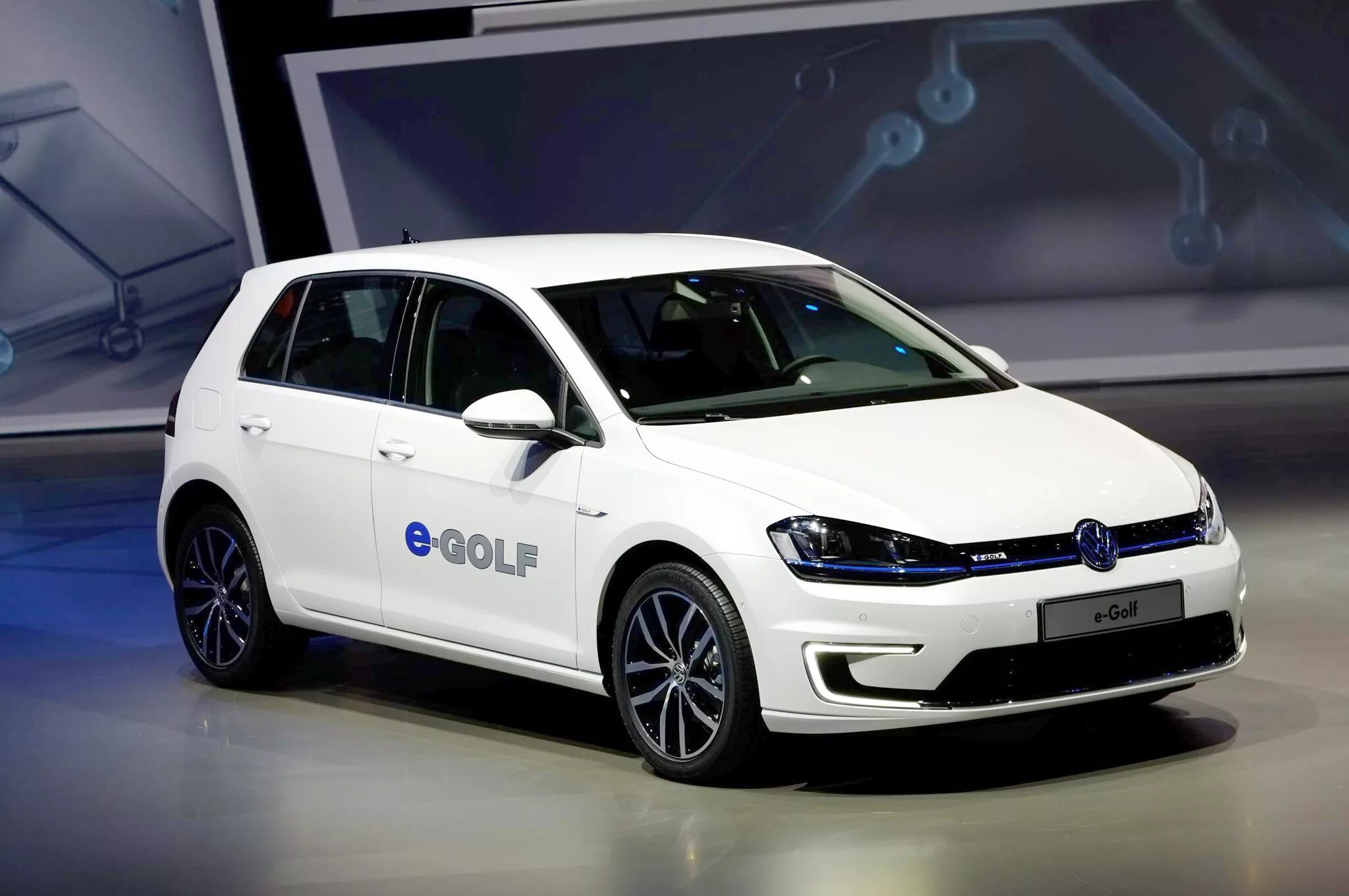 Электро фольксваген. Volkswagen e-Golf. Golf 7 Electric. Электрокар Фольксваген гольф. Volkswagen e-Golf 2019.