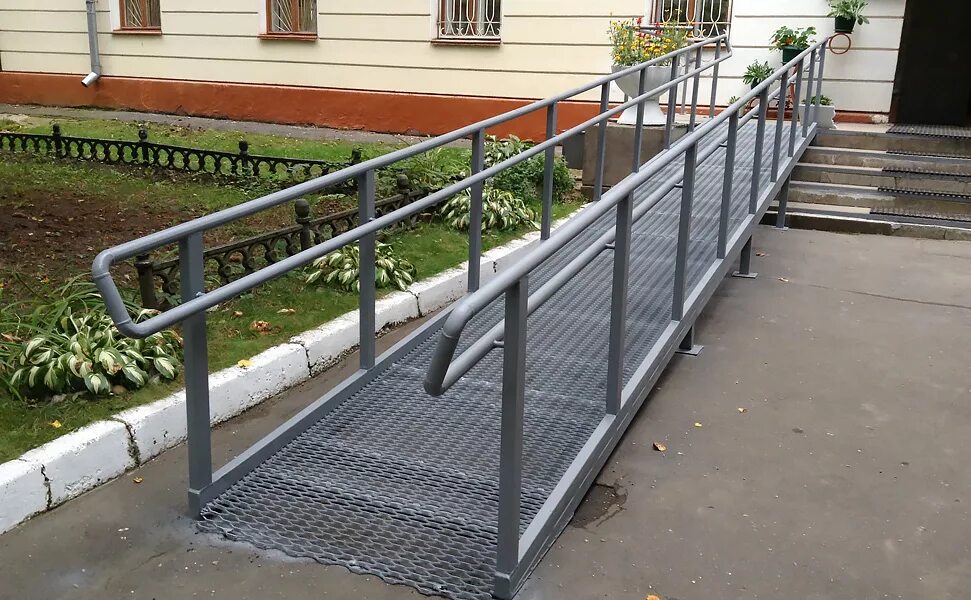 Пандус металлический s9000. Пандус из металлоконструкций. Пандус грузовой 1 метр пвл. Пандус для мгн. Железный пандус.