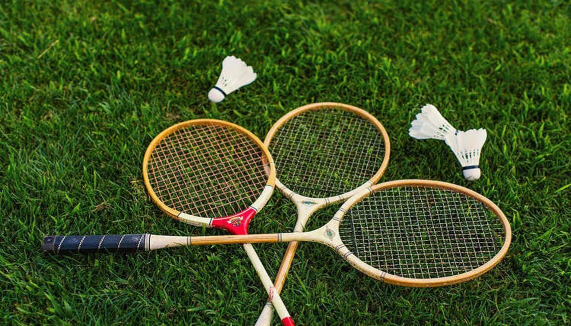 игра в бадминтон на природе. банбентон игра.