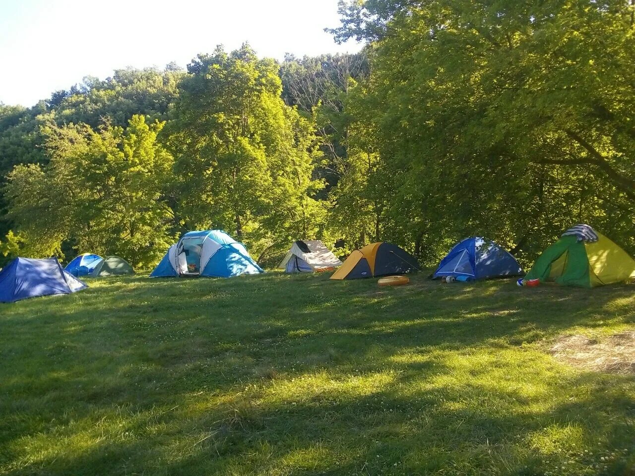 Место для палатки. Фанагорийское с палаткой. Кемпинг горячий ключ в палатках. Палаточный лагерь в горячем Ключе.