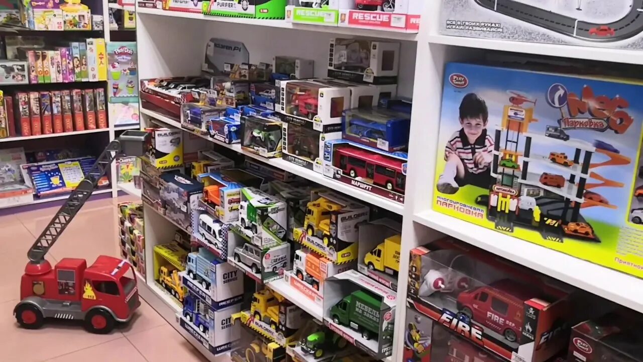 Магазин машинки видео. Много игрушечных машинок. Магазин машинок. Много маленьких машинок. Маленькие машины в магазине.