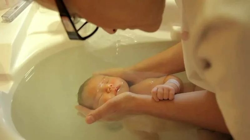 Как правильно держать при подмывании. Подмывание новорожденной девочки. Подмывание новорожденного ребенка. Подмывание мальчиков новорожденных. Подмывание грудного ребенка.