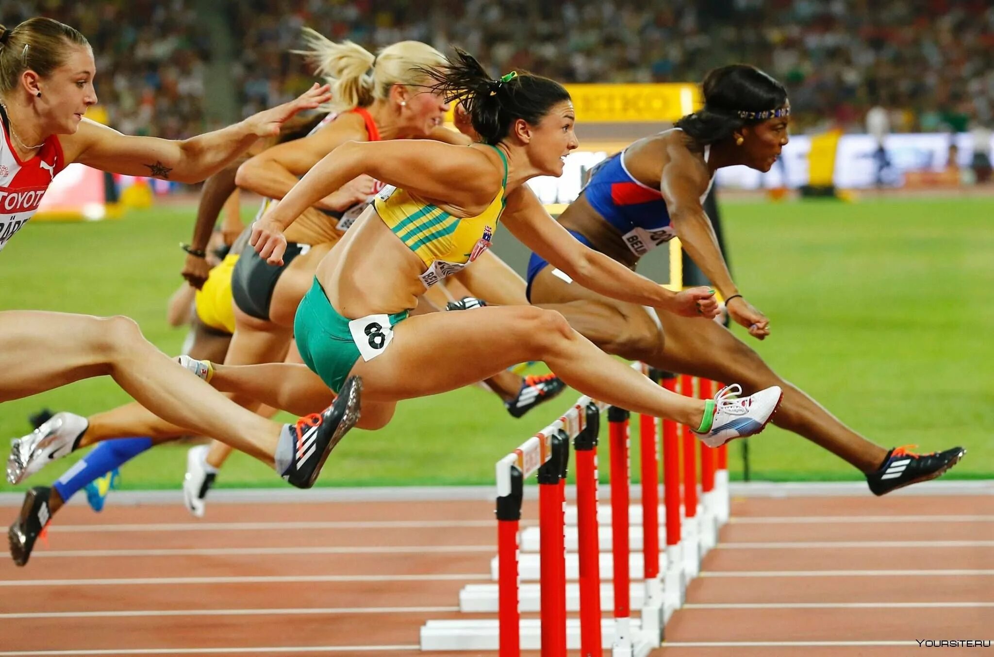 Легкоатлетические атлетика. Барьерный спринт легкая атлетика. Барьерный бег в легкой атлетике. Бег с барьерами (женщины – 100 м, мужчины – 110 м, 400 м).. Беговая дисциплина Барьерный бег 100м.
