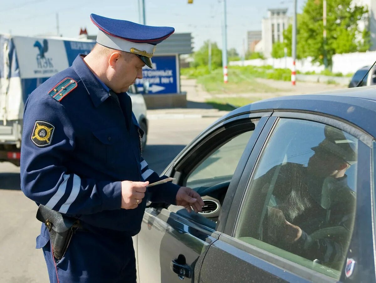 Предъявляемые гаишнику. Инспектор ДПС. Полицейский проверяет. Полиция проверяет машину.