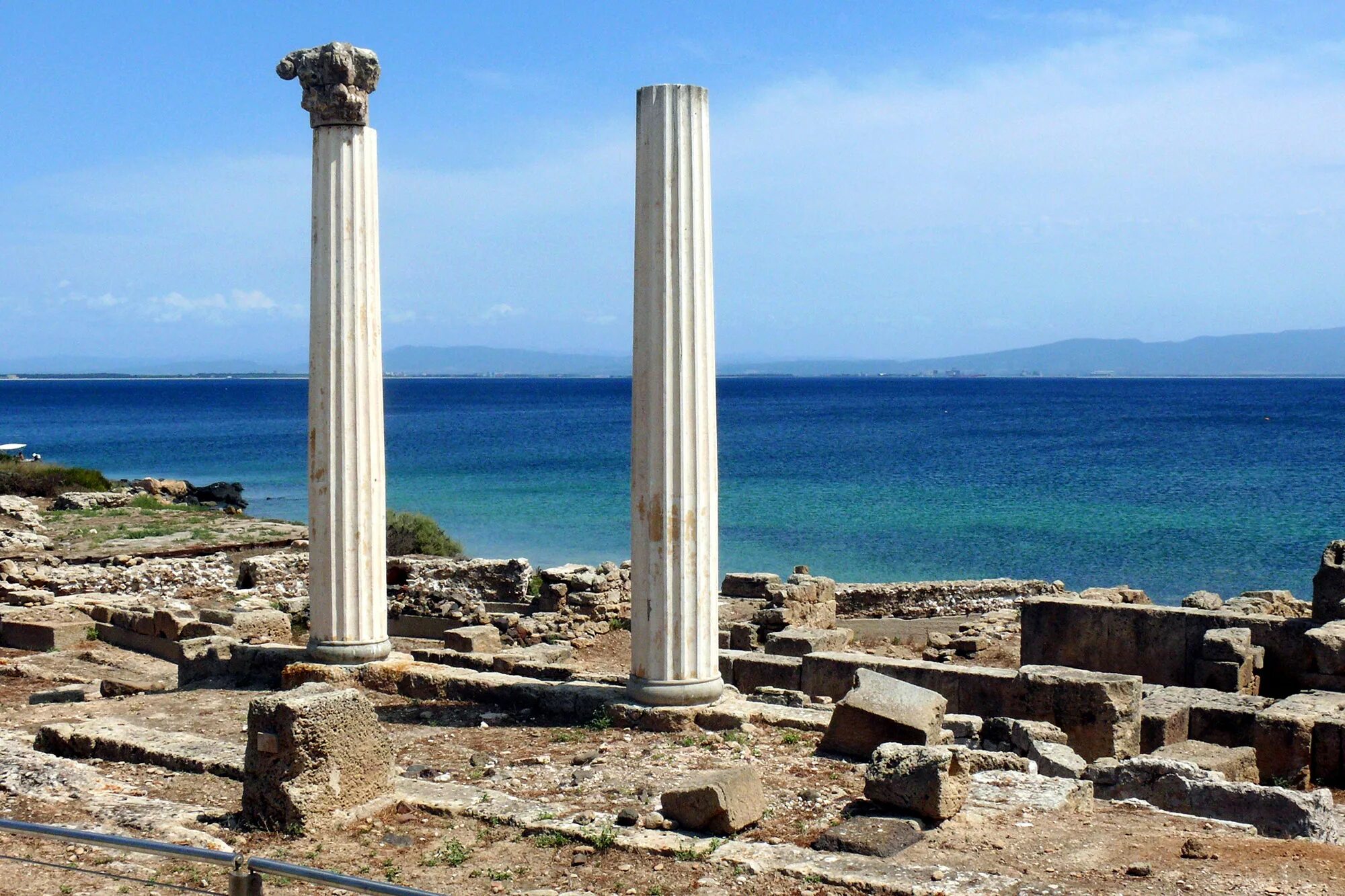 Колонны древней Финикии. Колонны развалины Италия. Древняя колонна Финикия колонны. Финикия руины.