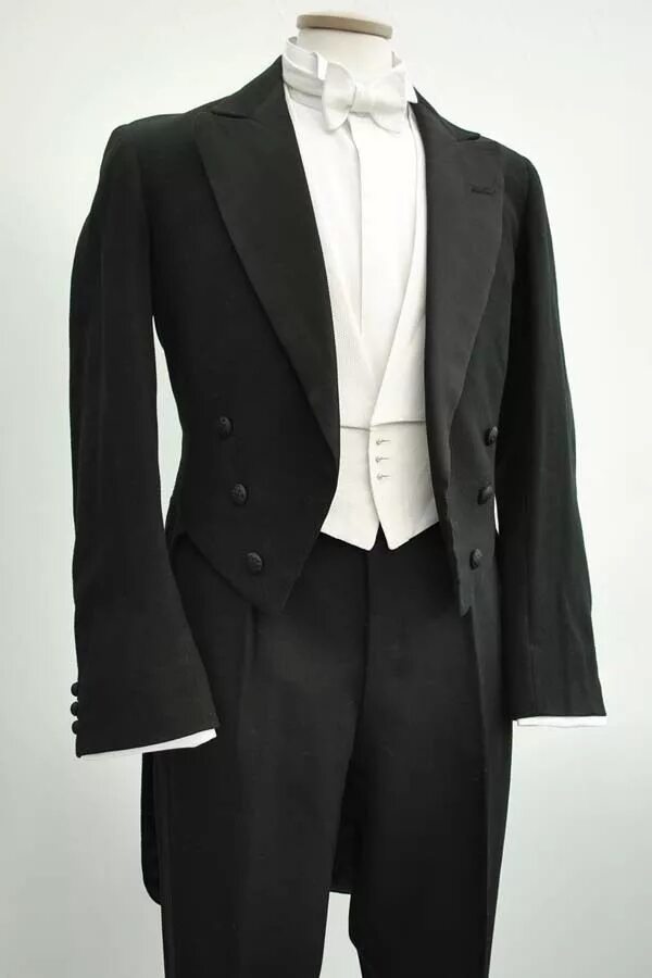 Сюртук также считался. Victorian Tailcoat. Фрак Ампир. Фрак в стиле Ампир. Пиджак фрак мужской.