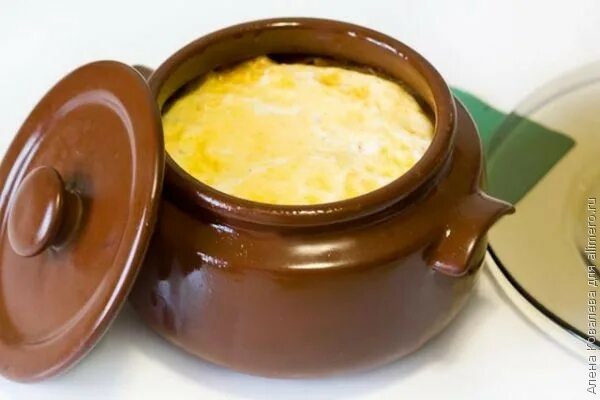 жюльен с курицей и грибами в духовке. блюда в горшочках жульен. жульен с курицей и грибами в горшочках в духовке. жульен с курицей и грибами в горшочках в духовке. жульен с грибами.