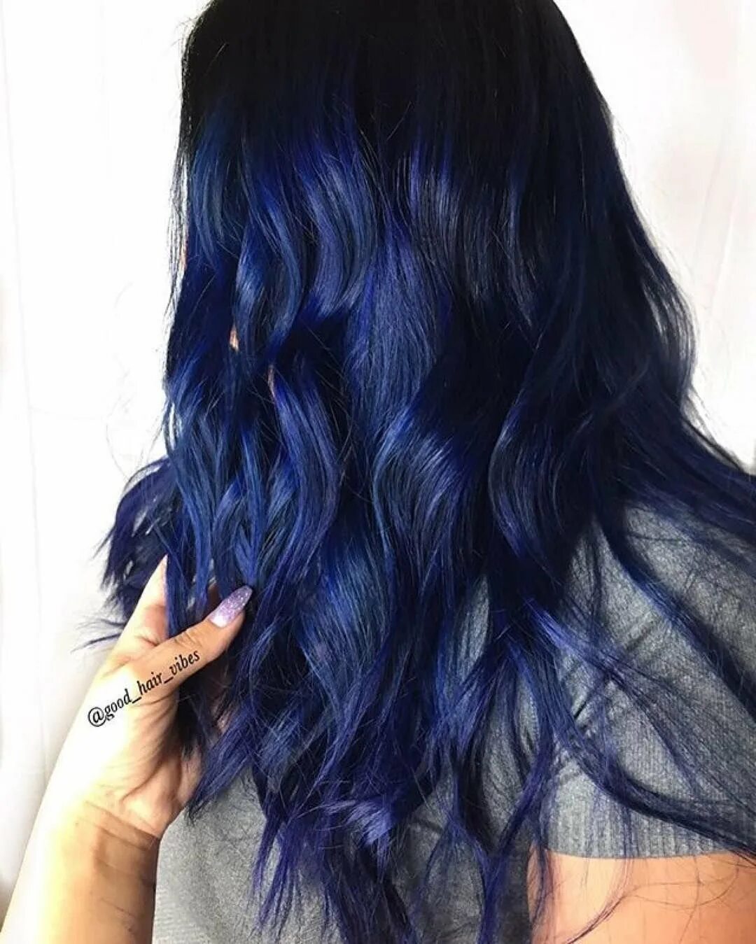 Темно синий цвет волос. Темно синие волосы. Тёмно-синий цвет волос у девушек. Тёмно синие волосы у девушек. Синие волосы темно синие.