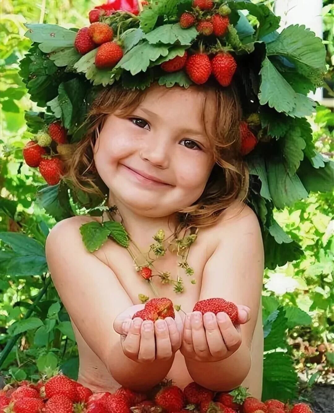 Ягодка ест ягодку. Девочка с земляникой. Девочка с клубникой. Девочка с ягодами. Клубника для детей.