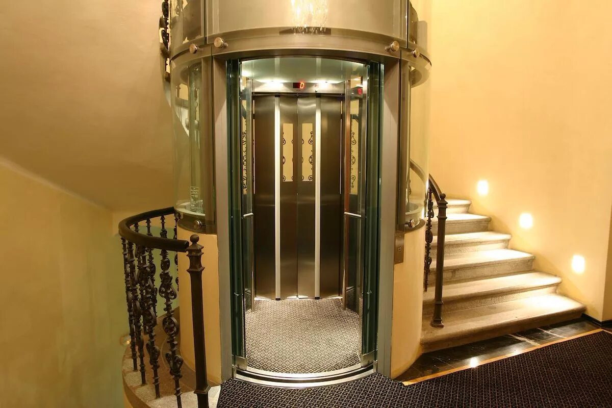 Три вертикальный лифта. Лифт Престиж 5. Лифт в гостинице. Гидравлический лифт для коттеджа. Круглый лифт.