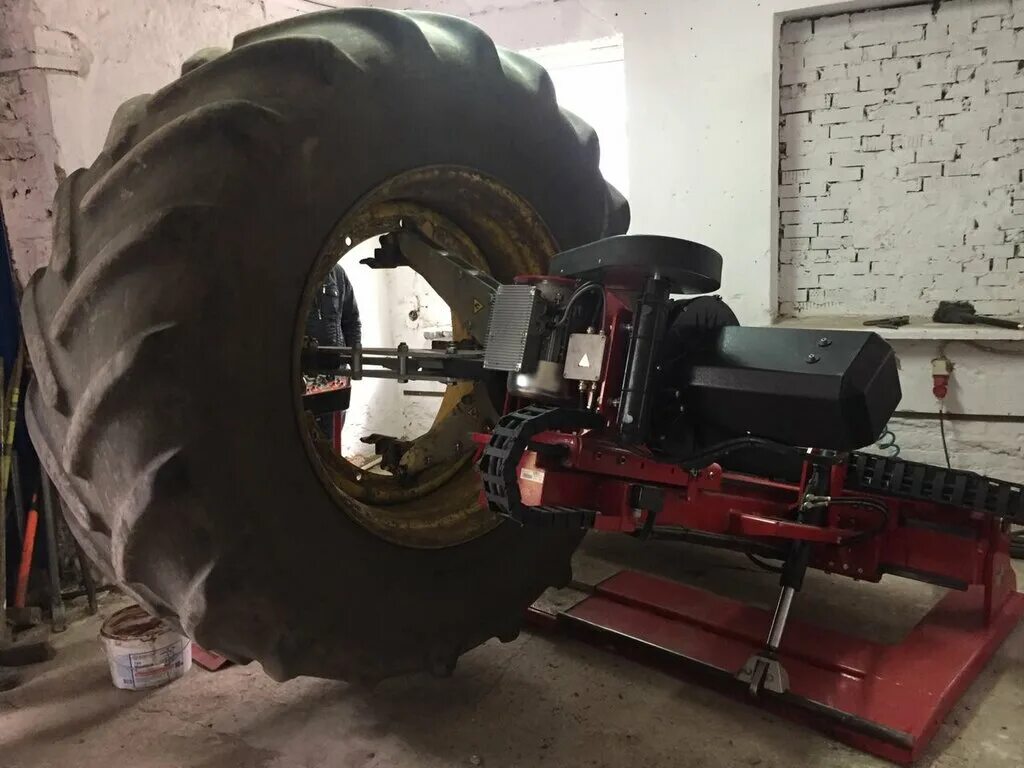 Груза на колеса трактора джон дир. Шиномонтаж грузовой и сельхозтехники. Шиномонтаж маленьких колес трактора т-40. Гшс-515в. Шиномонтаж грузовиков.