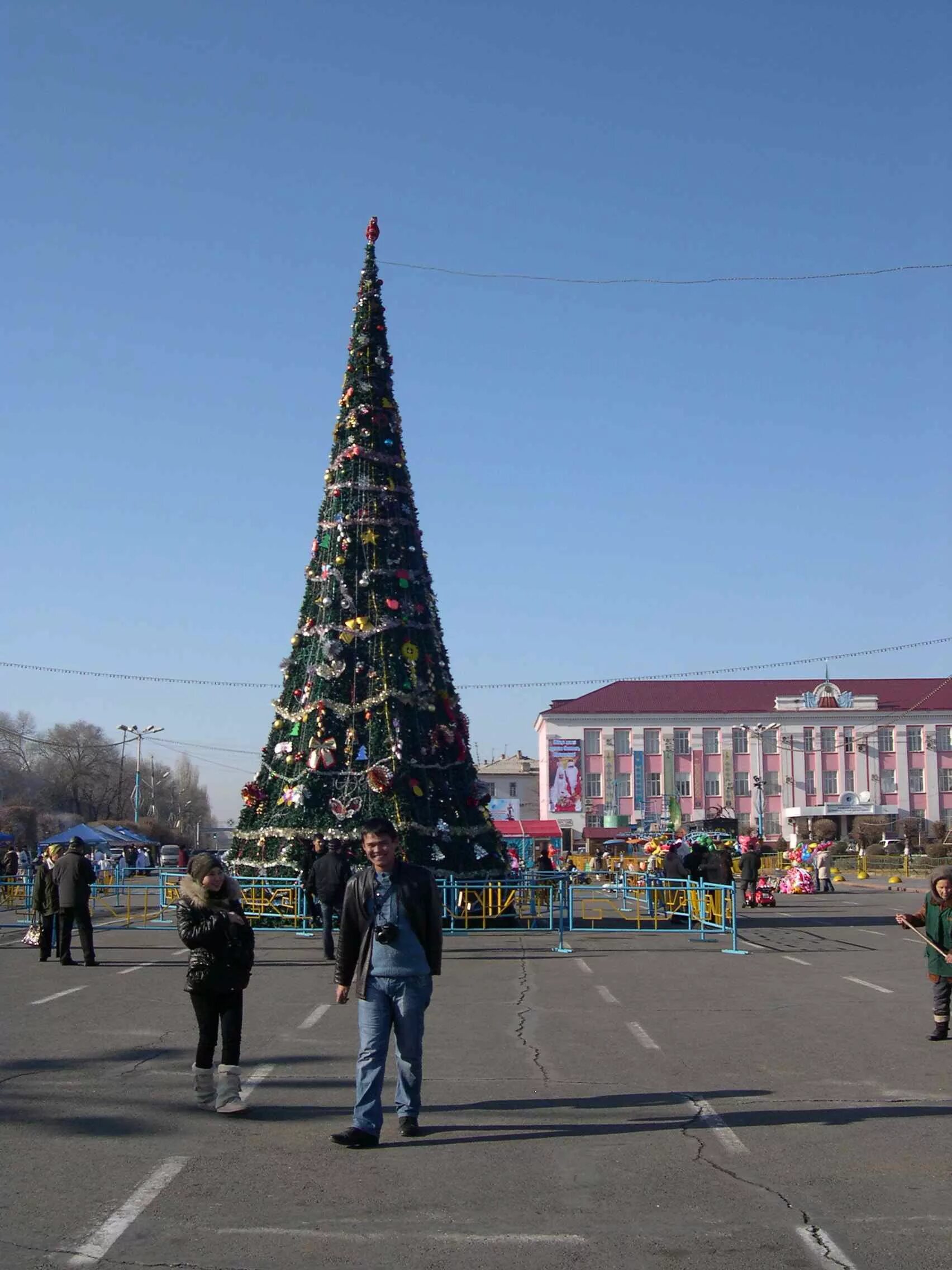 Пагода в таразе. Елка в Таразе. Г Тараз елка. Казахстан город Тараз елка. Новый год в джамбулего.