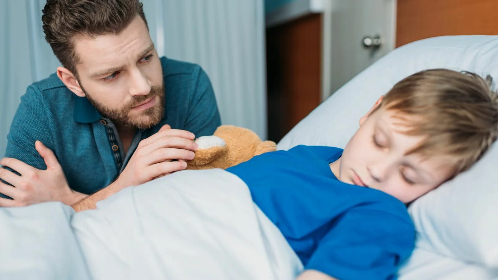 Мама и больной ребенок. Человек в пледе. Простуда у ребенка. Больной отец. Забота о больном ребенке.