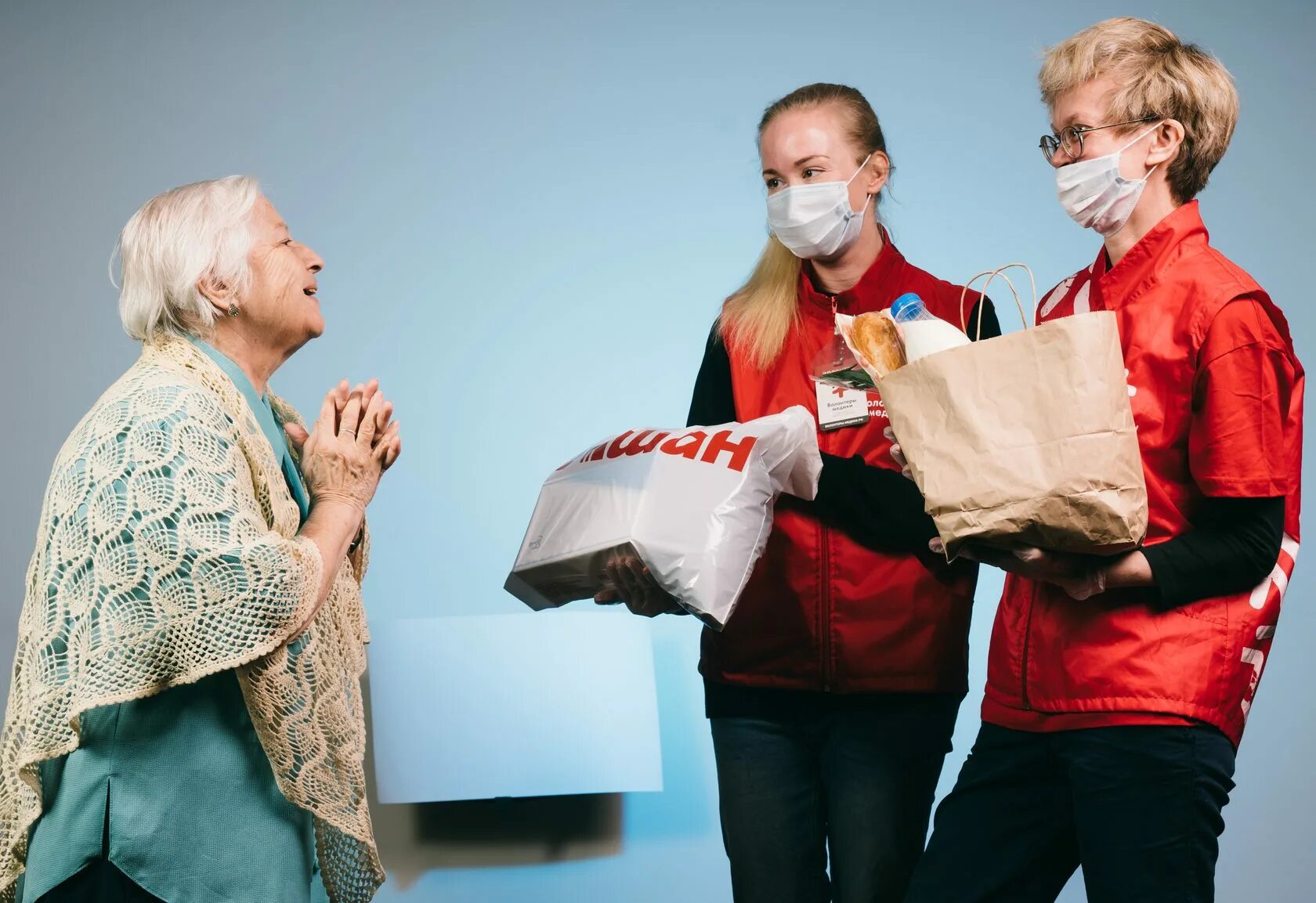 доброта и поддержка. помощь пожилым. помощь пенсионерам. фото жителей на чукотке нунлигран. единая россия сбор.