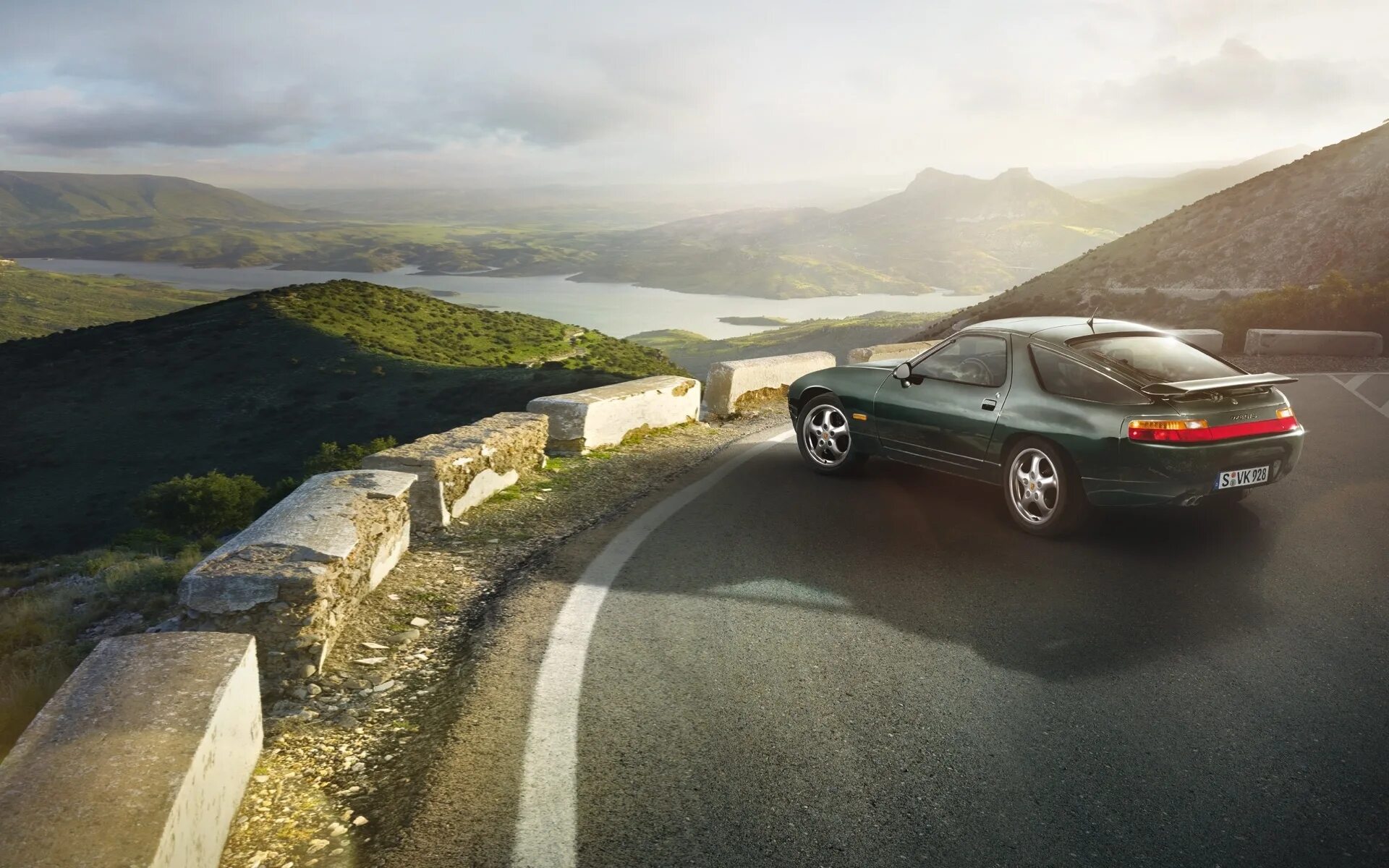 Стоянка на горе. Обои porsche 928. машина на обрыве. автомобиль на горе. вид с машины в горах.