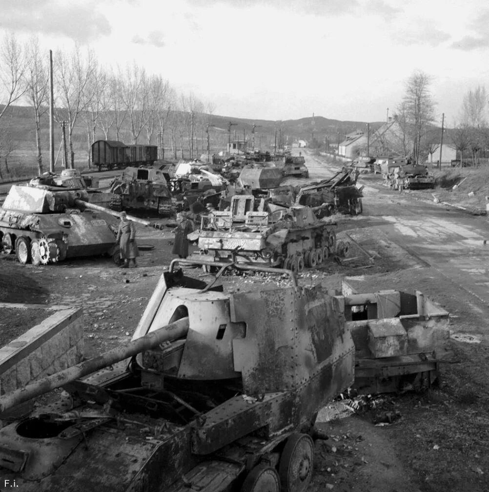 Парк подбитой техники. Подбитая немецкая техника 1941. Брошенные советские танки 1941.