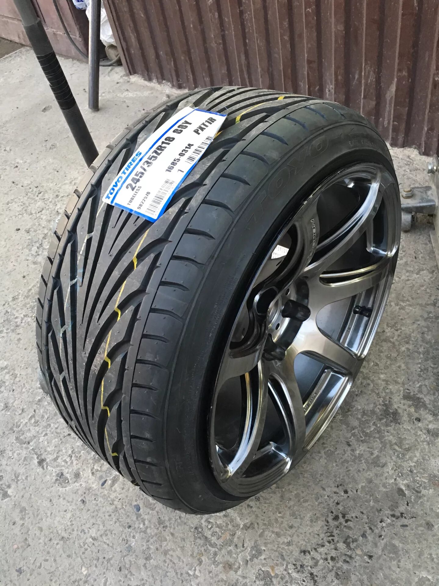 Сколько стоит резина 18 радиус. 235/45 R18. Toyo PROXES t1r 225/40r18 Mitsubishi. Toyo PROXES Sport 235/35 r17. Резина 225 45 20.