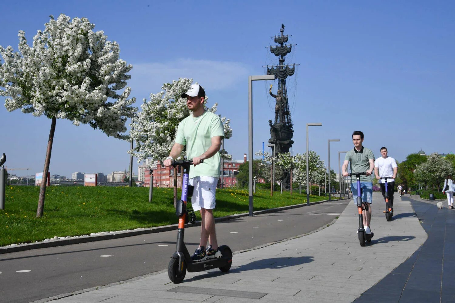 Парк для самокатов в Москве. Электросамокат скорость. Электросамокаты в парке. Езда на электросамокате. Электросамокат можно ли ездить без прав