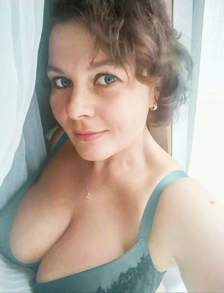 голая жена любительское. домашняя фотосессия русских жен. прислала откровенные фото. вика лосино-петровский. русские девушки на фоне ковров.