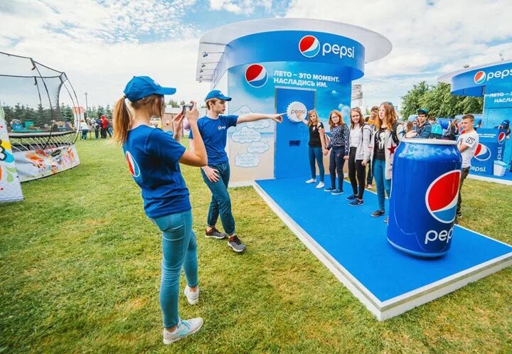 Спонсор фестиваля. Бренд зона на фестивале. Фестивали брендов. Фотозона ВК фест. Фотозона спортивных мероприятий.