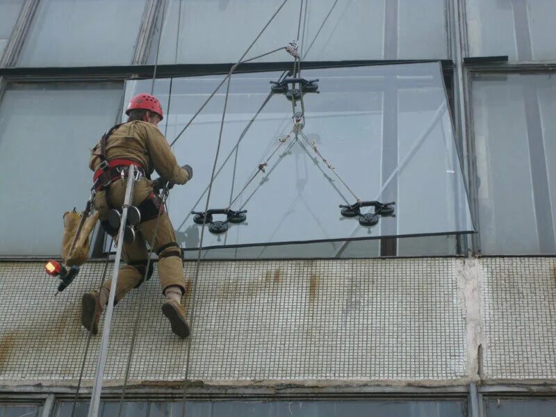 монтаж стеклянных фасадов. монтаж фасадного остекления. демонтаж витража. монтажник алюминиевых витражей. навесные панели фасадов из герметичных стеклопакетов.