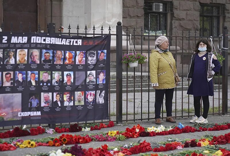 Дом профсоюзов в одессе 2 мая 2014. В екатеринбурге почтили память погибших в доме профсоюзов в одессе. дом профсоюзов в одессе 2 мая погибших. одесса дом профсоюзов память о погибших.