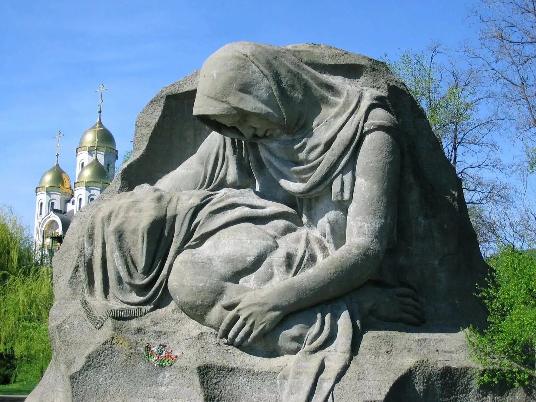 Площадь скорби на мамаевом кургане. Площадь скорби на мамаевом кургане. Скорбящая мать волгоград. Монумент скорбящая мать волгоград. Как выглядит скорби.