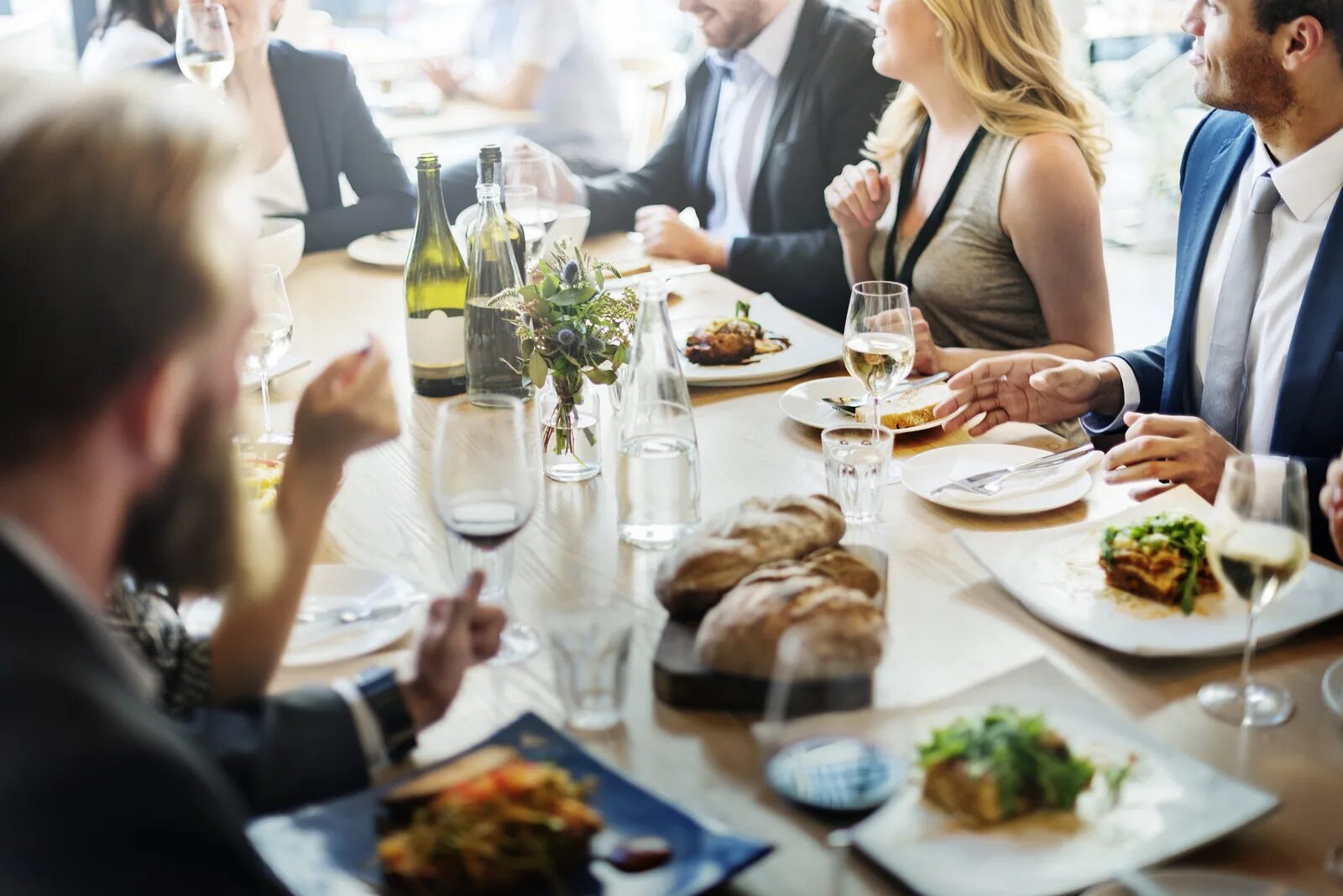 Friends dining. Люди за столом в ресторане. Деловой обед. Деловой этикет в ресторане. Этикет застолья.