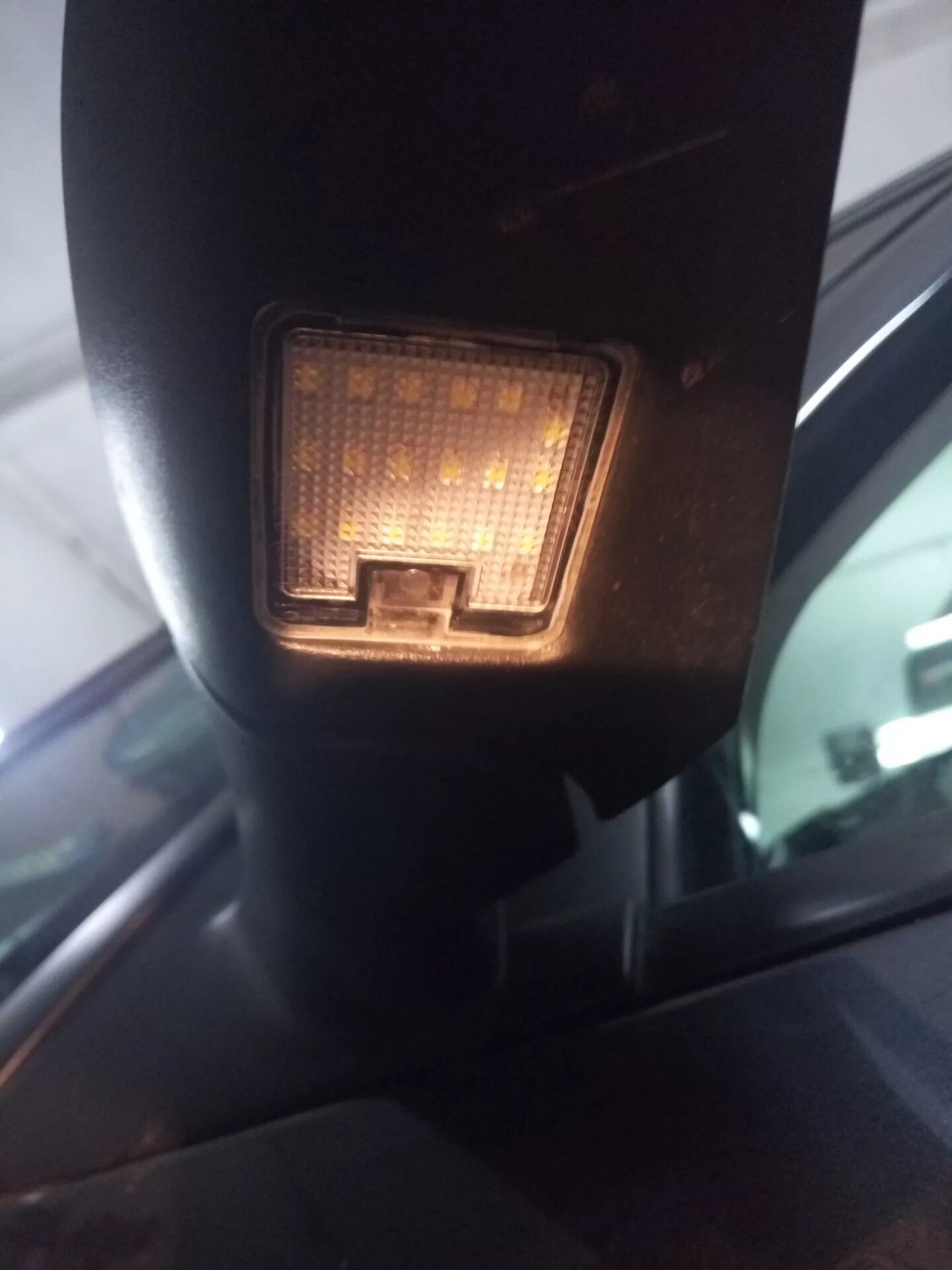 Зеркала форд куга. Лампочки подсветки в зеркале Ford c Max. Диодные лампочки в зеркала Форд фокус 3. Боковое зеркало Форд эксплорер 3. Подсветка зеркал Форд Мондео 3.