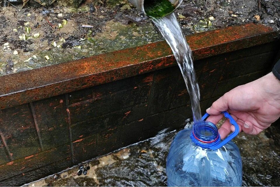 Источники питьевой воды. Набирает воду. Вода из родника. Питьевой источник. Где набрать питьевую