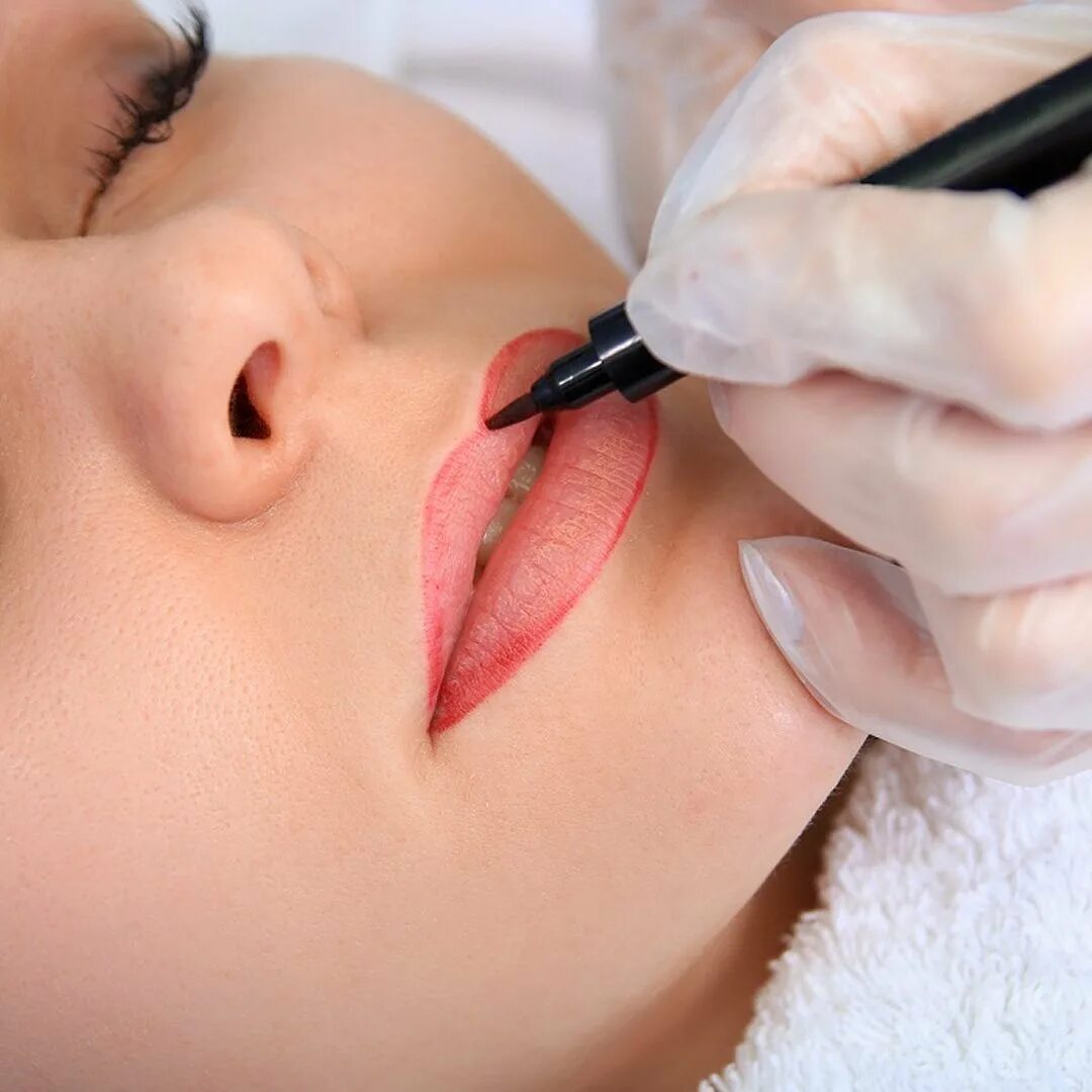 Перманентный макияж губ салон красоты. Пост перманентный макияж гу. Татуаж губ. Перманент татуаж губ. Пост про губы в перманентном макияже.