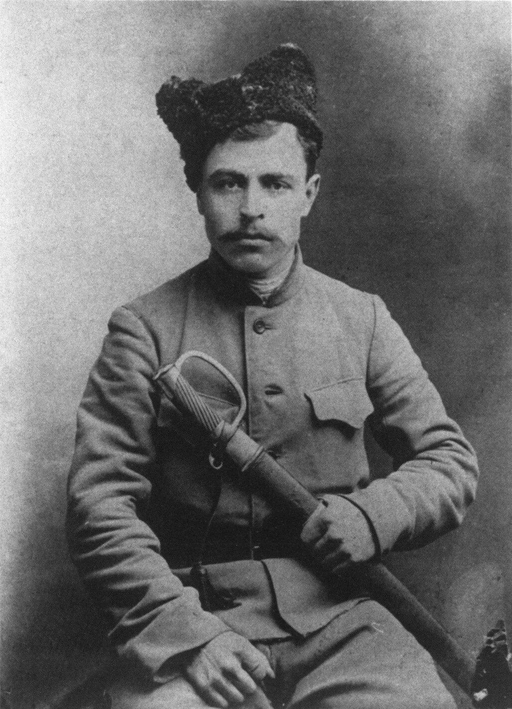 офицеры красной армии 1918. шинель красной армии 1918. костюм чк нквд. солдат ркка в буденовке. униформа ркка обр 1919 года.