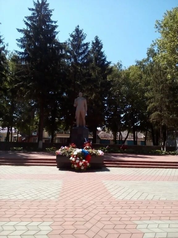 Где город кореновск. Кореновск Краснодарский край памятник неизвестного солдата. Вечный огонь Кореновск. Памятники в Кореновске. Достопримечательности Кореновска Краснодарский край.