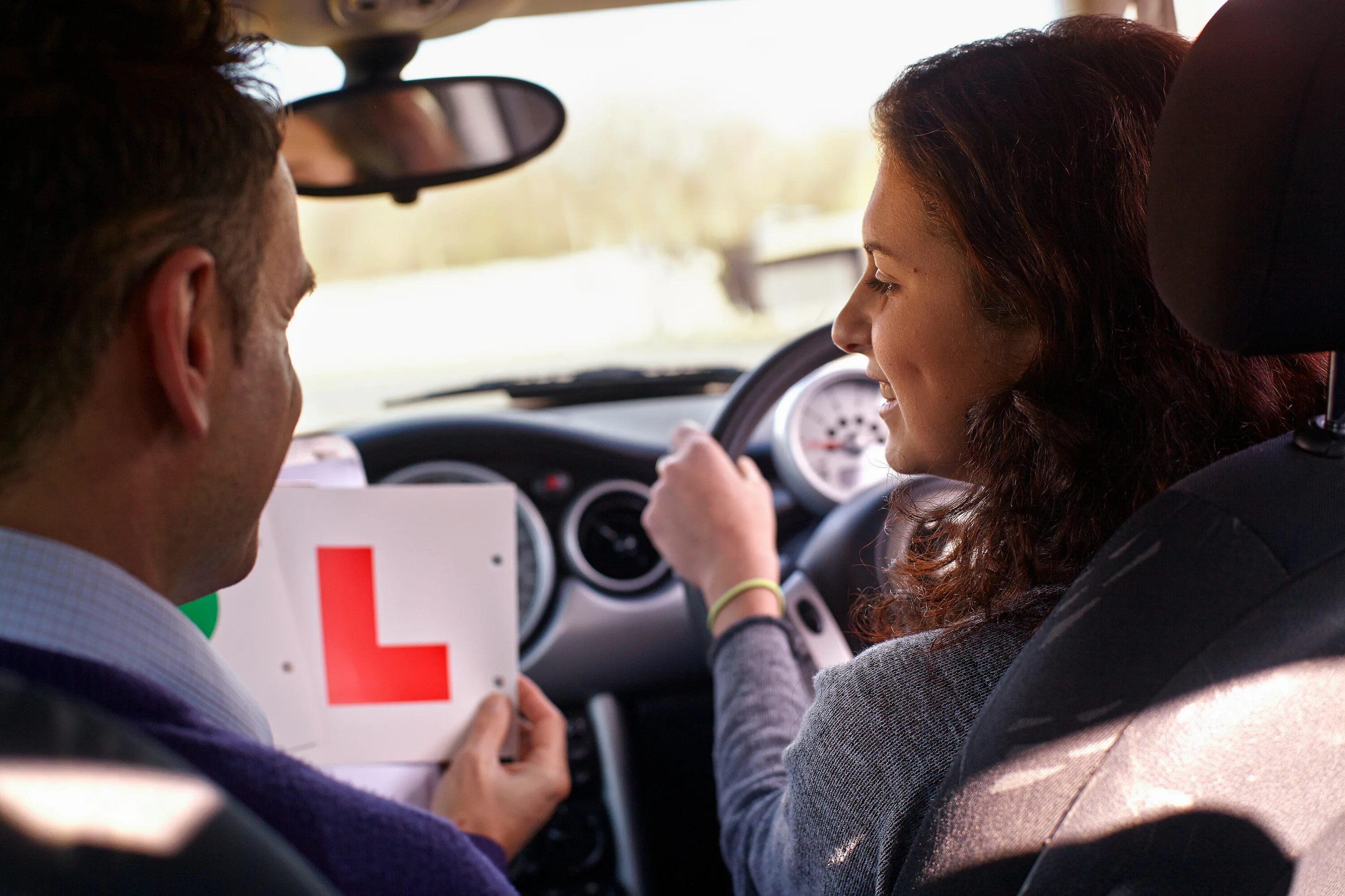 I am driving in my car. Инструктор тест-драйв. Обучение вождению. Be вождение. Инструктор и курсант автошкола.