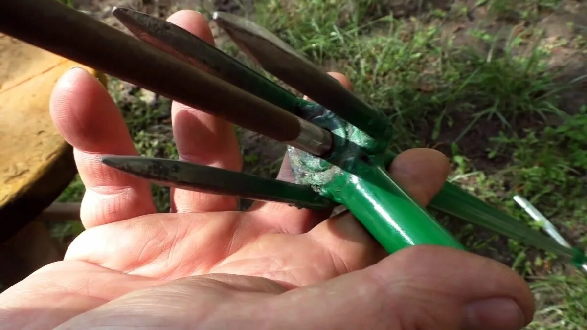 Самодельный инструмент для удаления сорняков. Приспособление для выкручивания одуванчиков. Приспособление для вырывания сорняков с корнем.