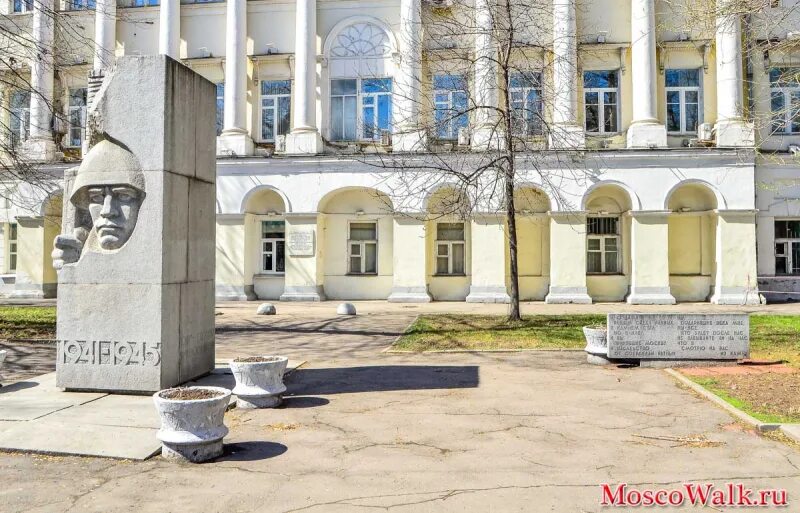 остоженка павел фитин. памятник на остоженке разведчику. памятник на остоженке 25. скульптура муму на остоженке. памятник муму в москве на остоженке.