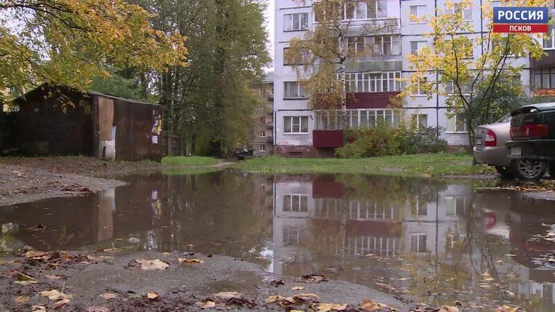После дождя у школьного крыльца образовалась лужа