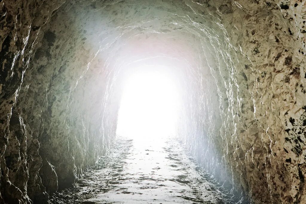 В конце туннеля виден свет. Свет в конце тоннеля. Свет в конце туннеля пещеры. Свет в тоннеле. Туннель из света.