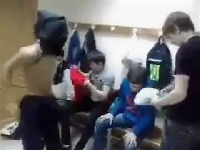 Школьники в раздевалке. Мальчики в школьной раздевалке. Harlem Shake в раздевалке. Парни в школьной раздевалке. Мальчики в школьных раздевалках