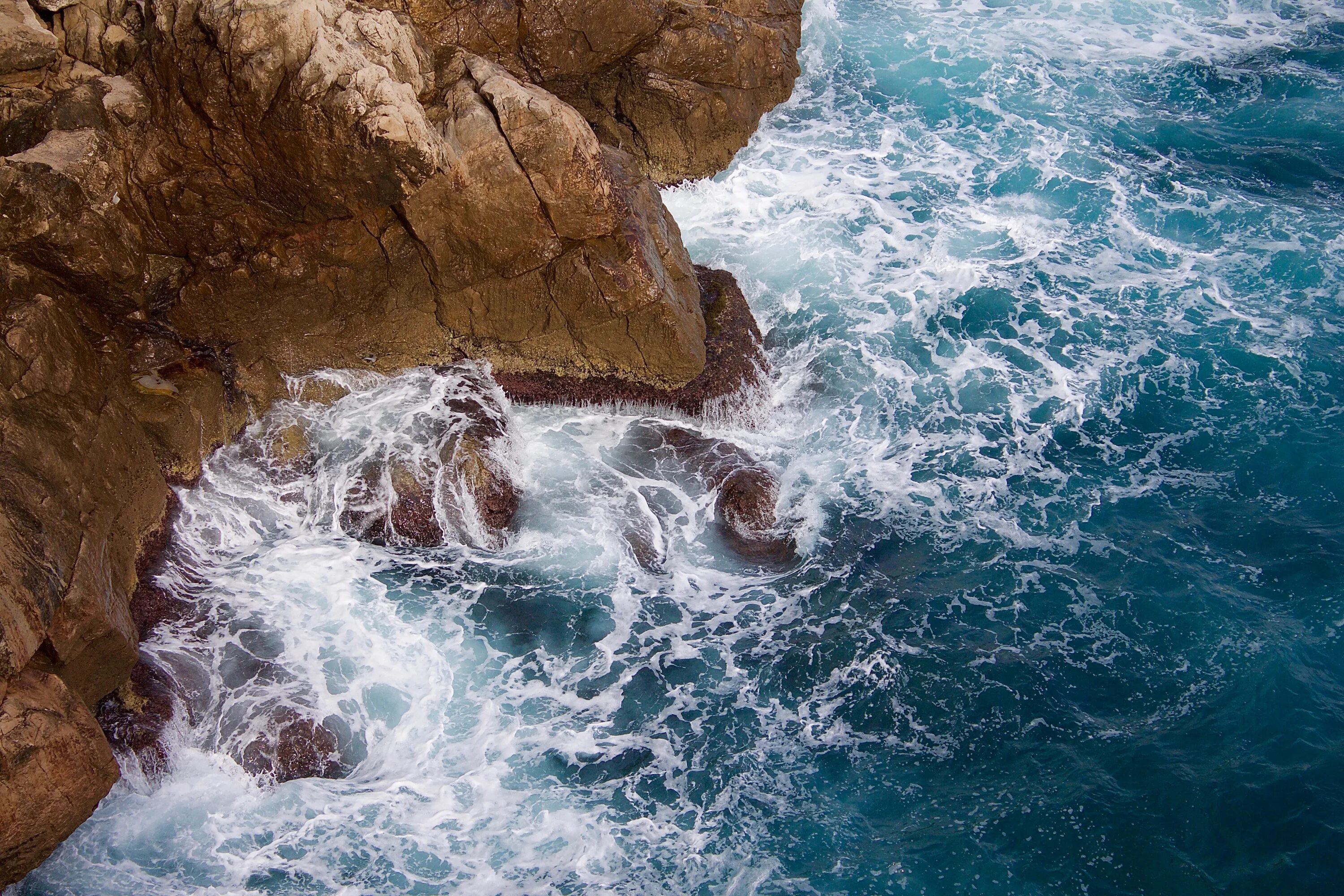 Реки в океане. Скалы в воде. Море вода. Озеро море океан.