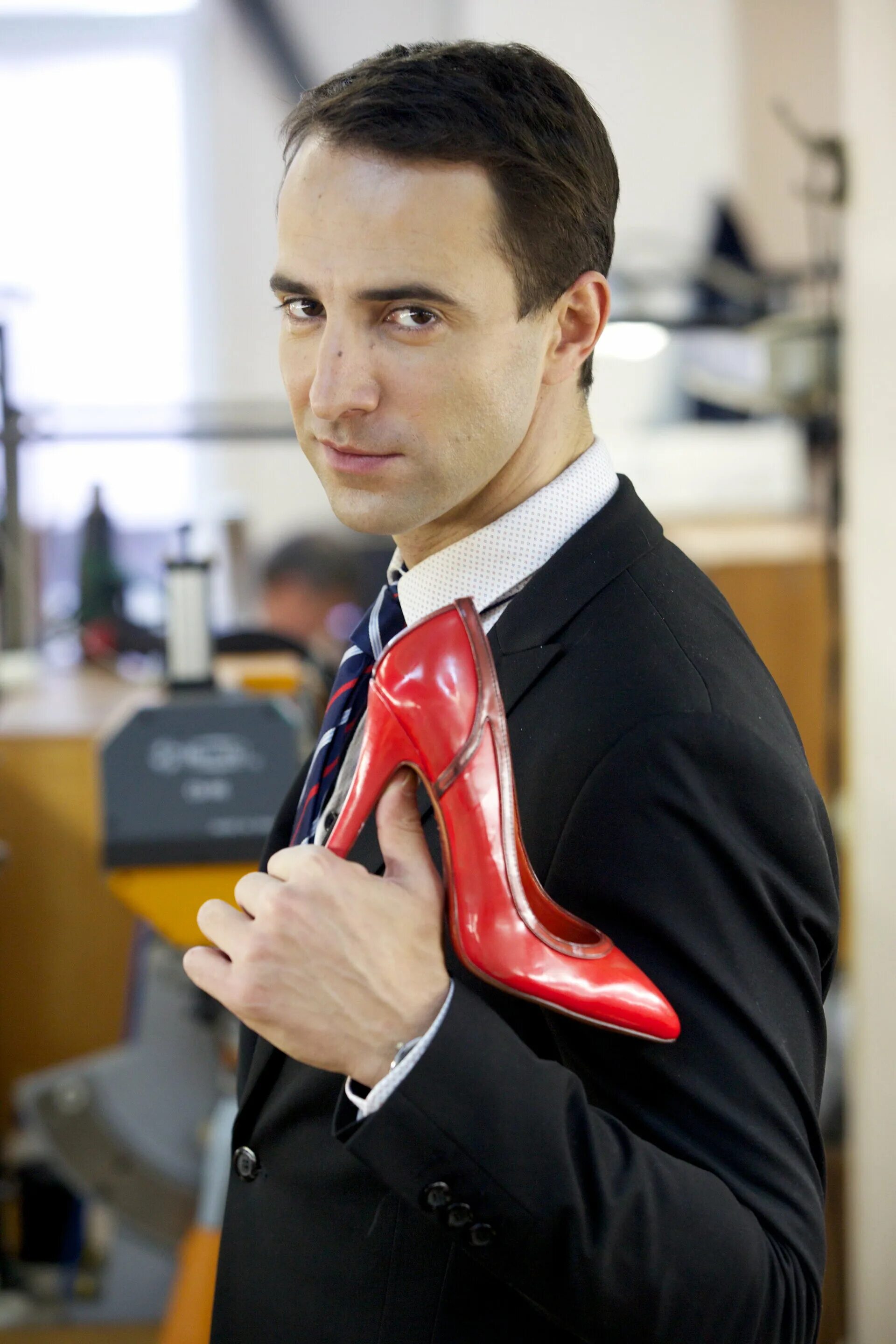 Парень каблук. Мужчина раб. Каблук мужик. Парень на каблуках. Парень каблук.