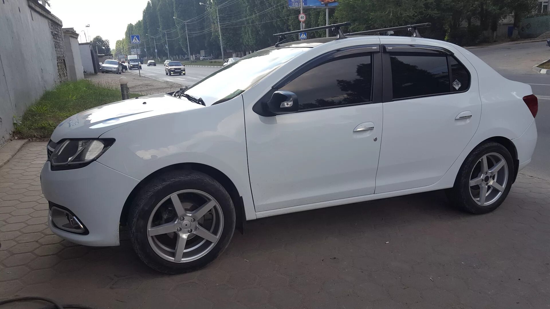 Рено логан 2 какие диски. Рено логан белый r15. рено логан 2 на 17 дисках. рено логан 2 на 17 дисках белый. renault logan 2 r17.
