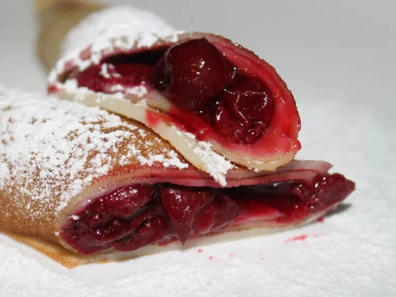 блинчики с джемом. шоколадные блины с вишней. блинчики с вишневым джемом. блинчики с творогом и вишней. блинчики с начинкой вишней.