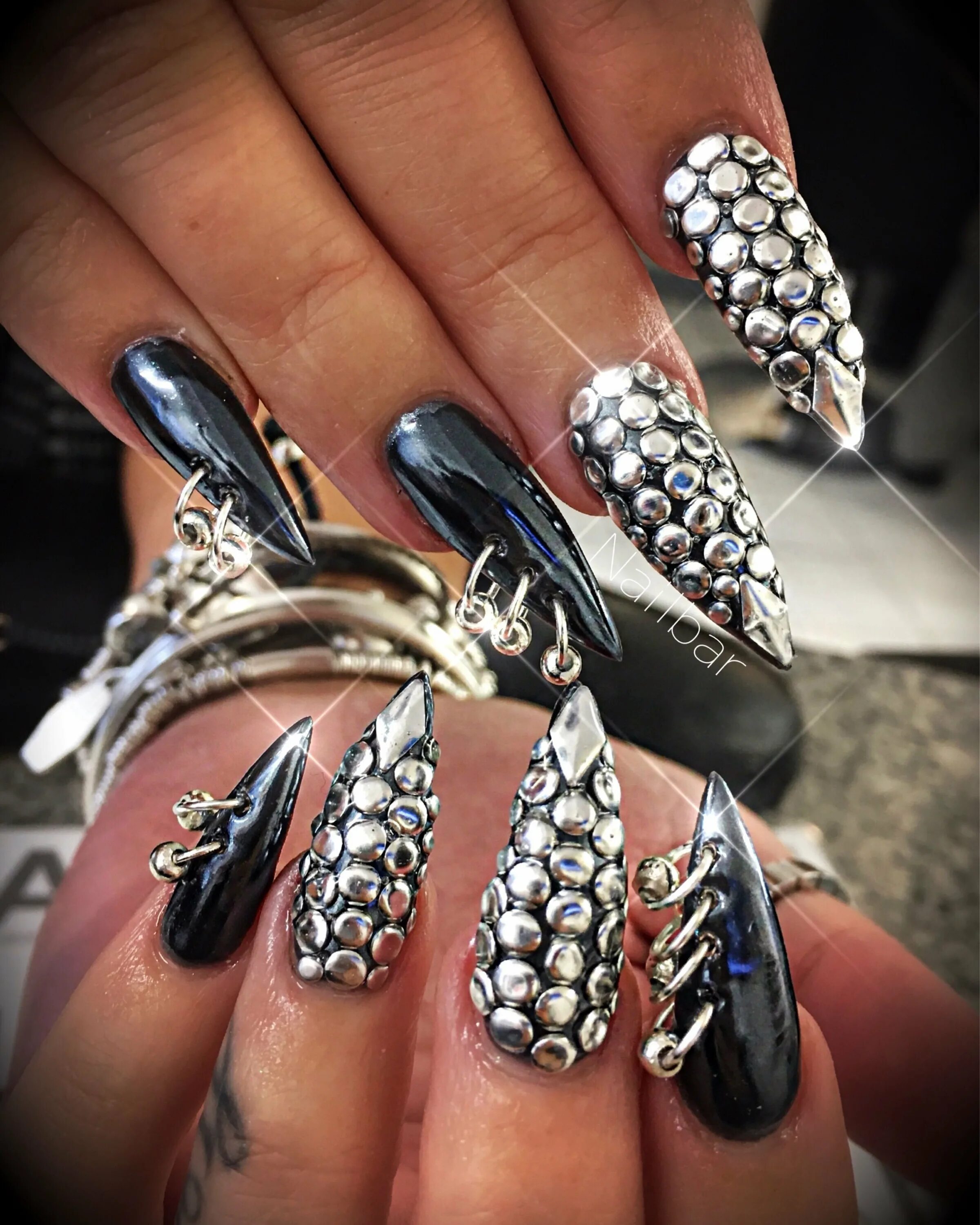 дизайнерские ногти. крутые ногти. самые крутые дизайны ногтей. ногти тренд 2020. маникюр 2020 с блестяшками.