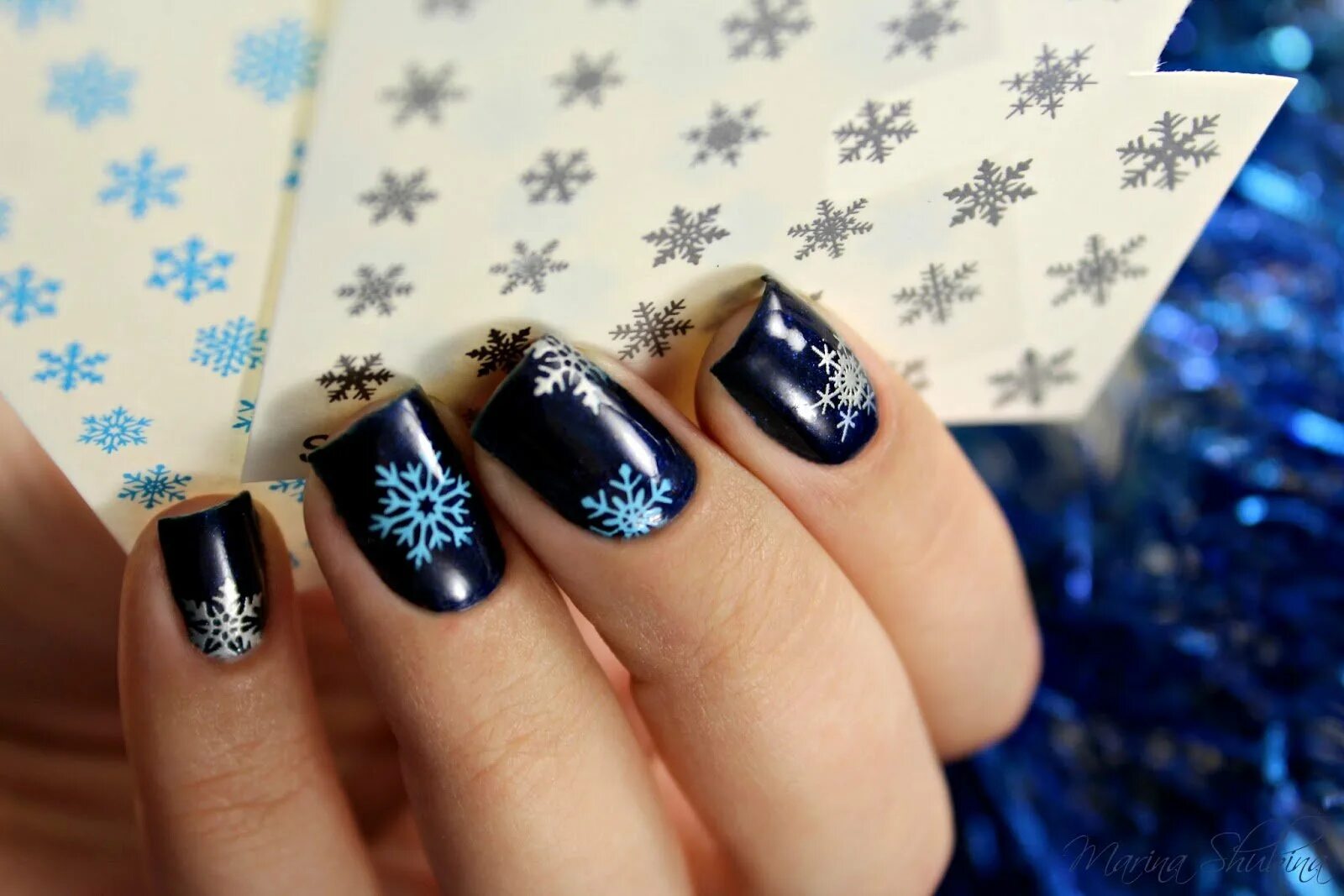 Новогодний маникюр. Черный маникюр на новый го. Черный новогодний маникюр. Новогодний маникюр со слайдерами. Черный новогодний маникюр на короткие ногти.