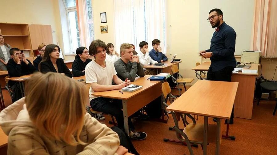 Россия мои горизонты 10 класс 4 апреля. Преподаватель вуза. Россия Мои горизонты занятия по профориентации. Средняя школа в России. Начало обучения.